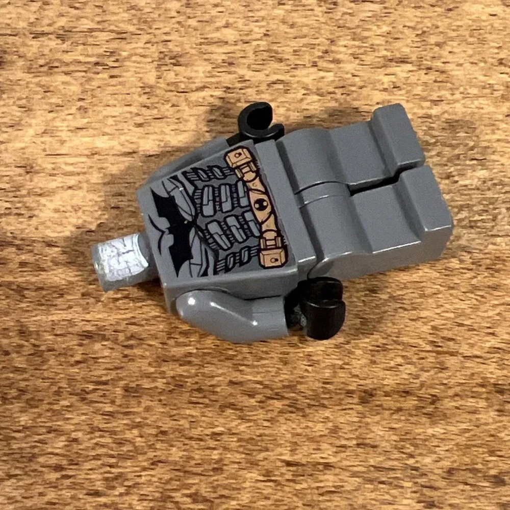 LEGO Batman BAT024 DC Super Heroes Dark Knight Gray Suit 7888 Body Only